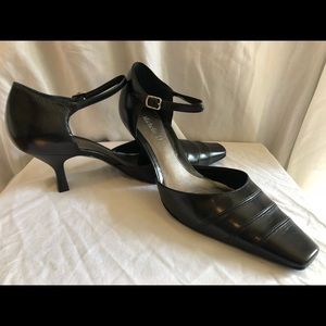 Michelle D Black Pumps